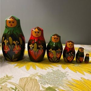 ⭐️3/$20 Vintage hand painted Russian dolls nesting